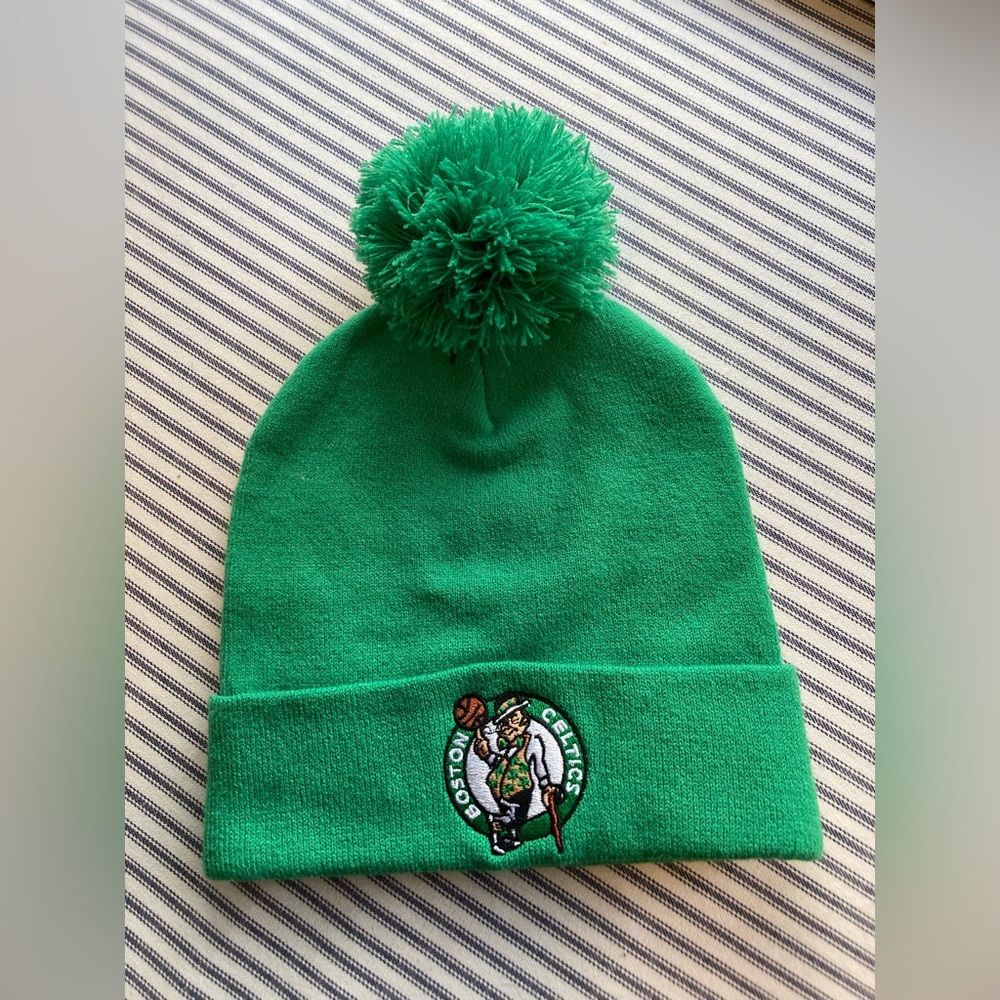 NWT Adult Green Boston Celtics Pompom Hat
